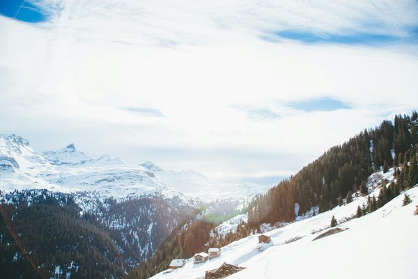 Quels sont les meilleurs chalets en Suisse pour des vacances de randonnée avec des ateliers de photographie de paysage?